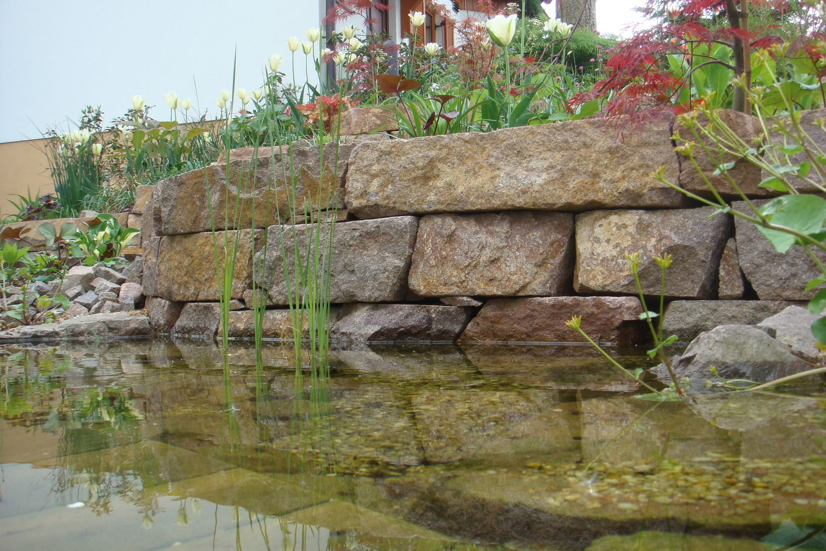 Mauer im Wasser